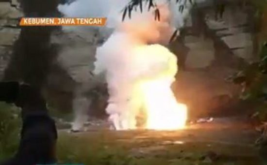 Polisi Kebumen bakar barang bukti petasan, 17 rumah warga rusak dan 1 orang terkena serangan jantung