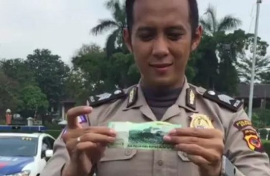 Watch: Atraksi sulap klasik pak polisi bikin kamu kangen masa kecil