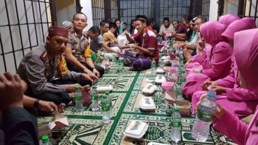Unik: Polisi buka puasa bersama para tahanan di dalam sel