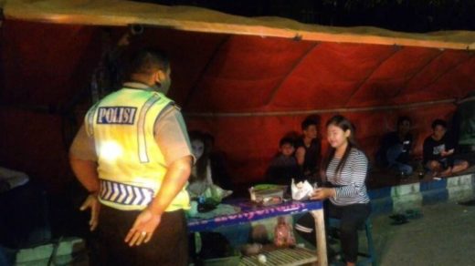 Sosok berbaju putih nongol di foto patroli penertiban pedagang kaki lima, hantu atau bukan?