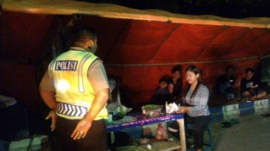 Sosok berbaju putih nongol di foto patroli penertiban pedagang kaki lima, hantu atau bukan?