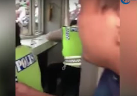 Pengguna jalan protes, mengaku ditilang saat lampu hijau tapi polisi enggan menjelaskan kesalahannya (Video)