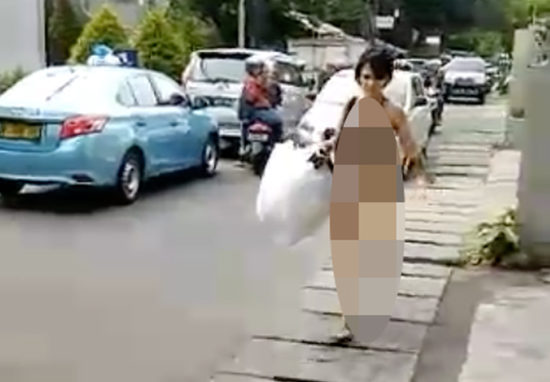 Perempuan yang nyaris bugil pas belanja ke apotek muncul lagi di jalanan Jakarta