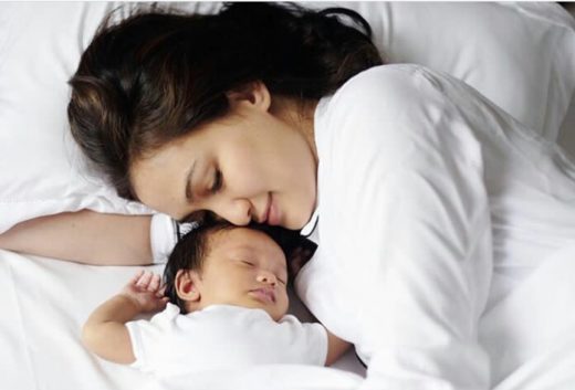 Atiqah Hasiholan dan Rio Dewanto gak menindik telinga putrinya, kok netizen yang sewot?