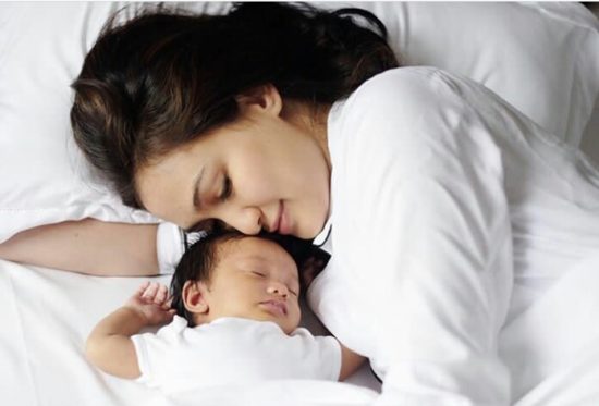 Atiqah Hasiholan dan Rio Dewanto gak menindik telinga putrinya, kok netizen yang sewot?