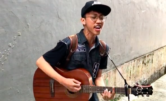 WATCH: Trending di Youtube, pengamen keren nyanyi lagu Despacito