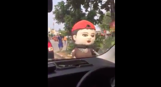 Aksi boneka berkepala besar di kemacetan satu ini sumpah creepy abis (Video)