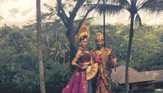 John Legend sekeluarga kayaknya seneng banget liburan di Bali, kepoin foto-fotonya deh