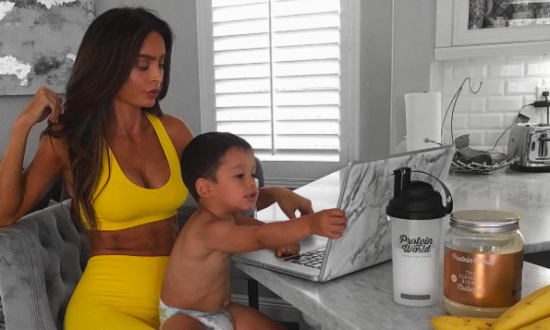 Meski hamil 6 bulan perut model Sarah Stage tetap six pack