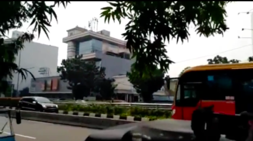 Mobil harus jalan mundur karena berhadapan dengan bus di jalur TransJakarta (Video)