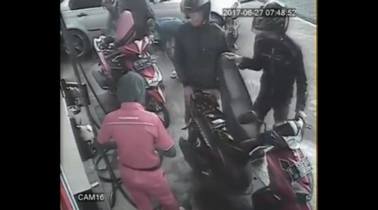 Mobil sedan lindas anak kecil 6 tahun di SPBU, untungnya korban selamat (Video)