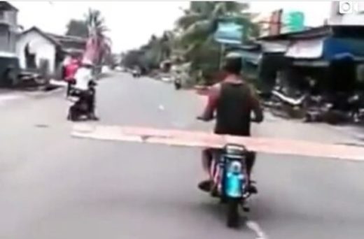 Bahaya! Naik motor kok maksa banget bawa kayu panjang melintang?