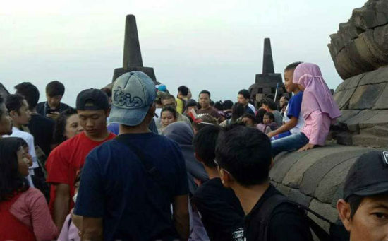 Netizen kesal curhat soal kelakuan turis Indonesia yang duduk sembarangan di Candi Borobudur