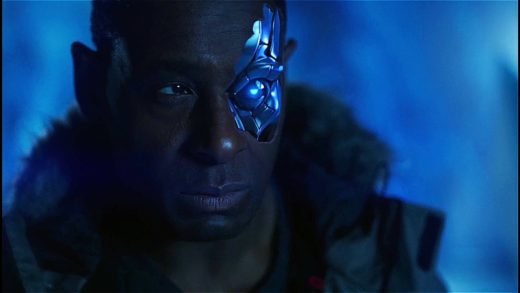 Pemeran Cyborg Superman di serial Supergirl ngeluh kostumnya terlihat murahan