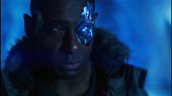 Pemeran Cyborg Superman di serial Supergirl ngeluh kostumnya terlihat murahan