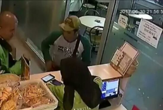 Driver Go-Jek gak sadar dompetnya dicuri depan mata saat mampir toko, rekaman CCTV-nya viral