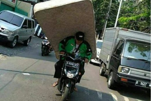 Ada driver Go-Jek nekat angkut spring bed pakai sepeda motor, fotonya viral