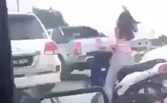 Pengendara direkam saat asik headbang di atas motor, aksinya jadi viral