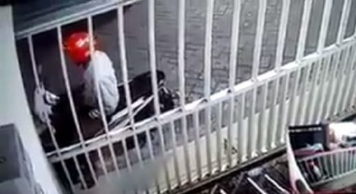 Seorang pria terekam CCTV saat sedang mengambil pakaian dalam wanita di area kost-an