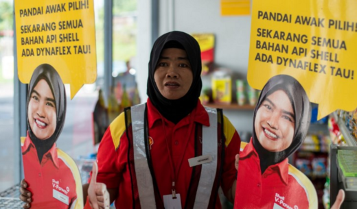 Poster iklan wanita berhijab pun dicabuli, masih mau menyalahkan perempuan karena berpakaian terlalu seksi? (OPINI)