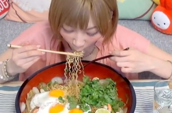 Sekali makan, food vlogger cewek asal Jepang mampu habiskan 6 bungkus Indomie sendirian (Video)