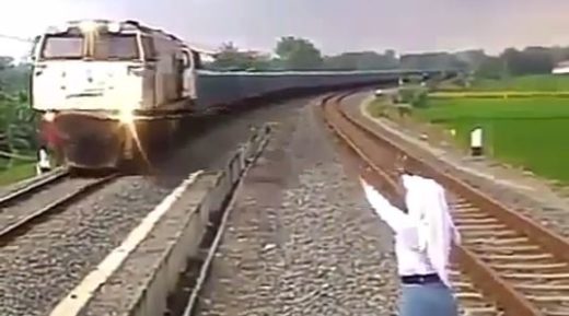 Video: Anak SMA histeris banget lihat kereta barang lewat, kenapa sih dia?