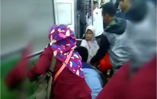 Wanita kesurupan di gerbong KRL, titip pesan buat satpam yang kurang sopan