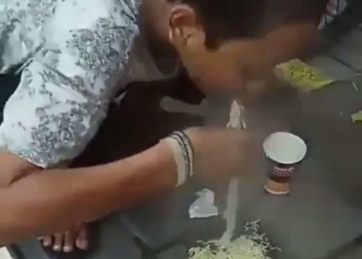 Absurd: Anak kecil sengaja tumpahkan mi ke parkiran lalu dimakan (Video)