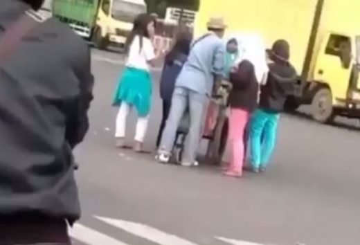 Tukang es mangkal tengah jalan saat lampu merah, ngelayanin anak-anak kecil pembelinya