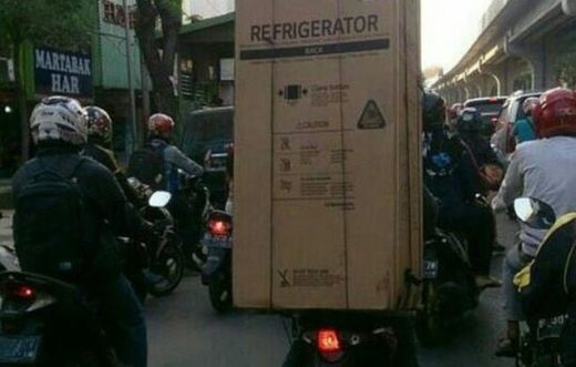 Angkut kardus seukuran kulkas pakai motor, ada yang tahu isinya?