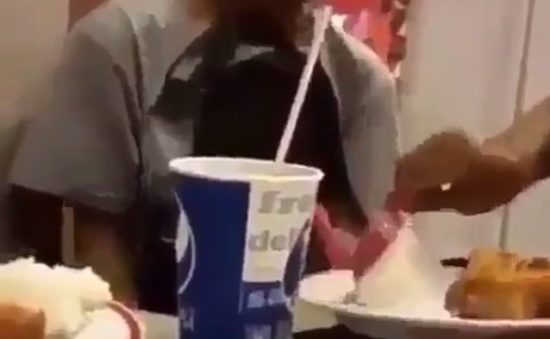 Diselundupin dalam tas, makan di KFC tapi bawa termos nasi sendiri dari rumah (Video)