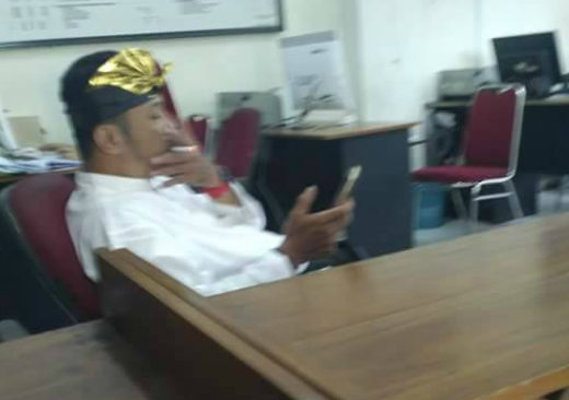 Diduga petugas kelurahan layani warga sambil merokok, foto dan videonya viral