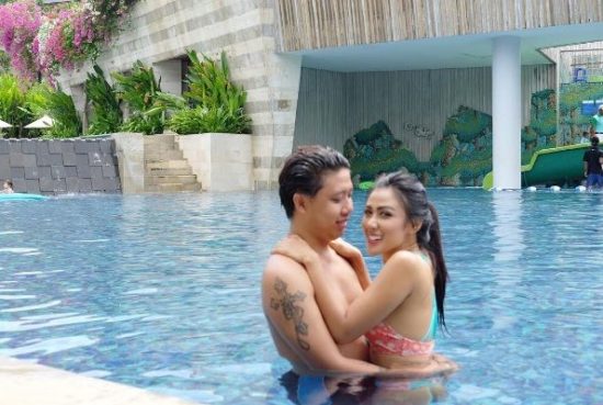 Karena editan lebay, kaki di foto Rey Utami sampai menghilang