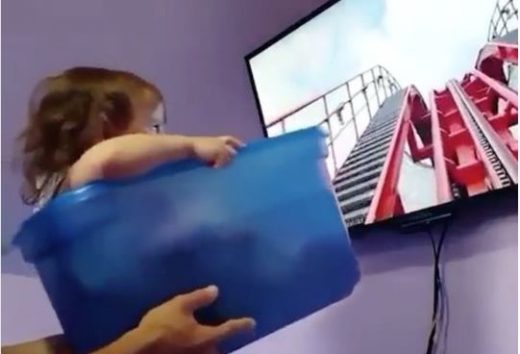 Modal TV dan ember, ayah ajak putri kecil rasakan serunya naik roller coaster