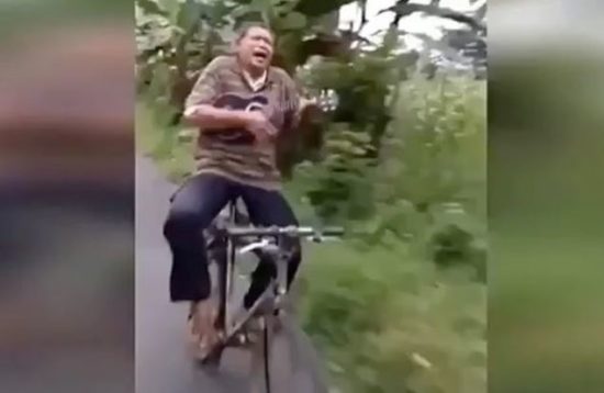 Watch: Bapak-bapak santai nyanyi dan main gitar sambil bersepeda di jalan raya