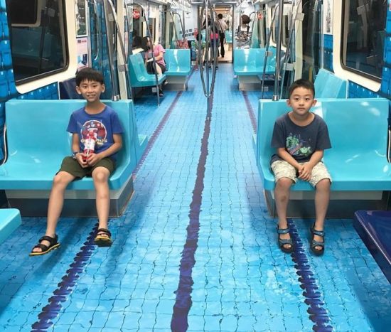 Cakep! Lantai MRT di Taiwan disulap menjadi mirip arena olahraga