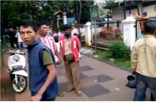 Udah salah motornya melintas di trotoar, malah ngamuk sampe banting helm saat ditegur (Video)