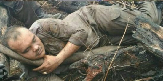 Foto polisi tidur karena kecapekan usai padamkan kebakaran di Aceh mendapatkan simpati netizen