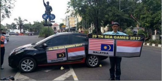 Pria di Solo naik mobil dengan bendera Malaysia terbalik sebagai bentuk protes