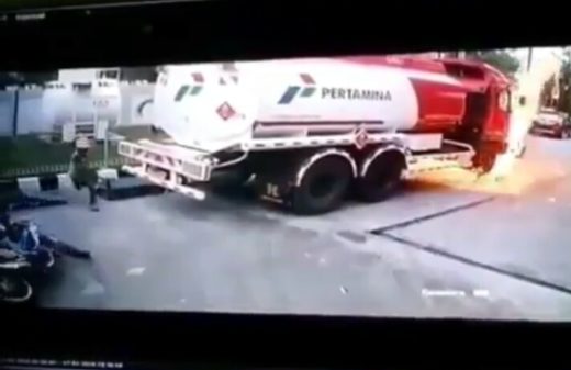 Watch: Api merambat mobil tangki Pertamina di SPBU, untungnya tidak meledak