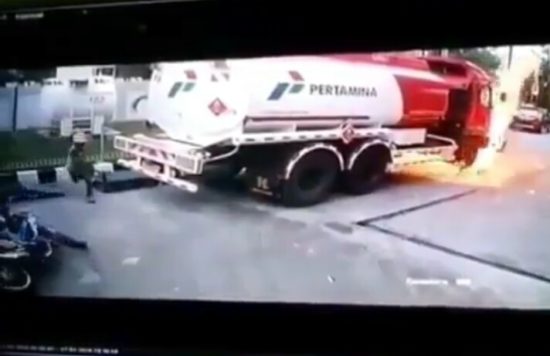 Watch: Api merambat mobil tangki Pertamina di SPBU, untungnya tidak meledak