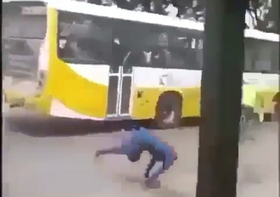 Pria berkostum Spider-Man gandul dan lompat dari bus umum, aksinya terekam kamera lalu viral