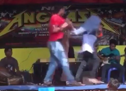 Lagi asyik joget dangdut di panggung, pria diseret turun sama perempuan gendong anak (Video)