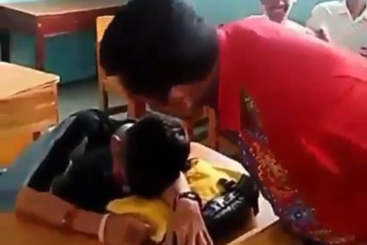 Guru sembur muridnya yang ketiduran pakai air kumur, videonya jadi perdebatan netizen