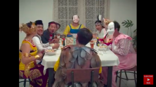 Watch: YouTuber Bayu Skak remake iklan TV pertama Indomie tahun 1979