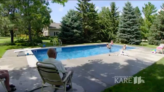 Setelah pensiun dan istri meninggal, seorang kakek bangun kolam renang gratis untuk anak-anak tetangganya