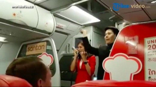 Jadwal delay, pramugari AirAsia hibur penumpang dengan nyanyi di pesawat