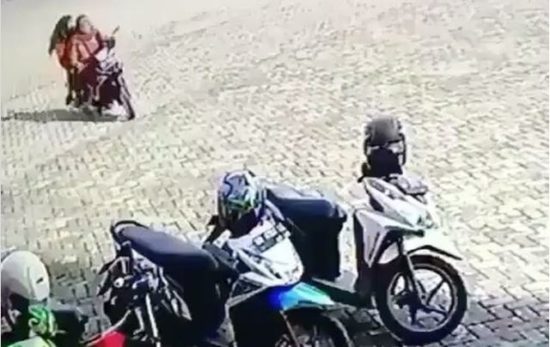 Parah banget: udah boncengan bertiga lalu ngambil helm orang (Video)