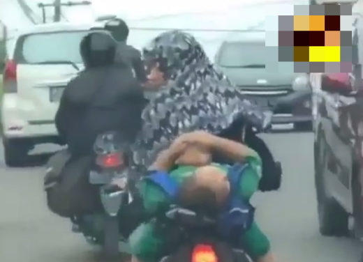 Video gila: Ibu naik motor ngeboncengin, anaknya ketiduran di belakang sampe rebahan