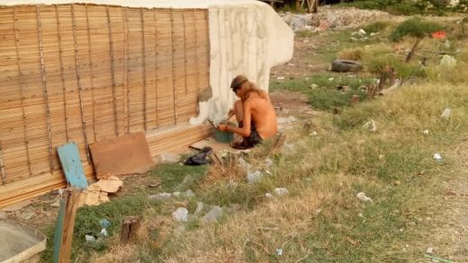 Ada bule bikin perahu dari semen di Jakarta Utara, mengamuk saat didekati